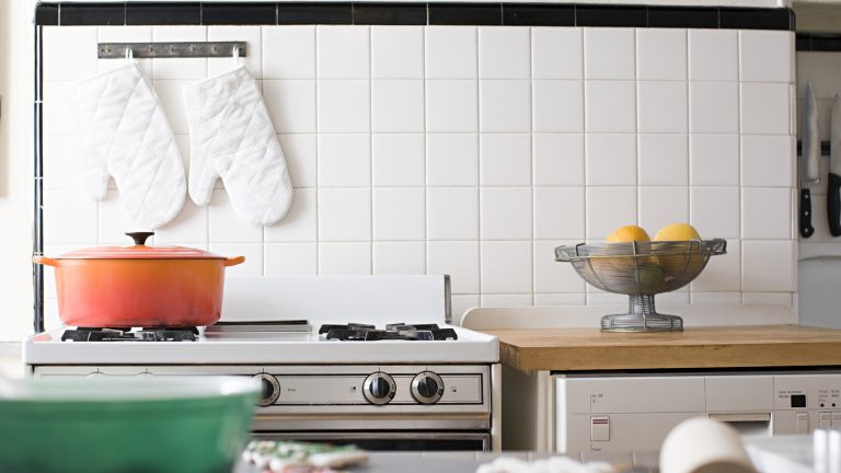 https://www.tastingtable.com/1513831/foil-prevents-crumbs-between-stove-counter/