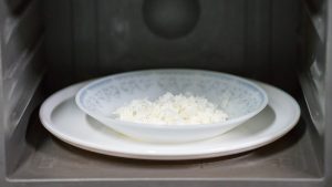 https://www.tastingtable.com/1493842/clean-microwave-with-rice-steam/