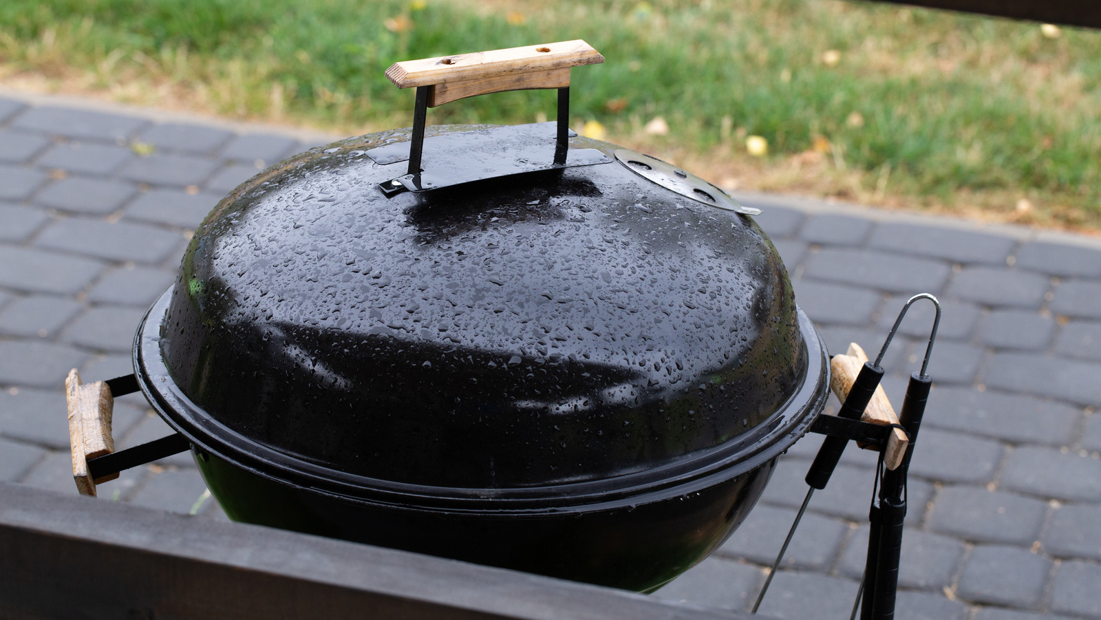 https://www.tastingtable.com/1598694/how-to-grill-in-rain-heat/